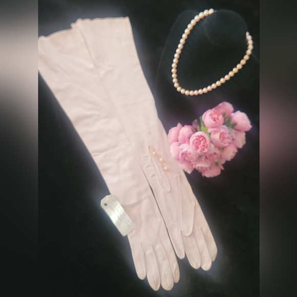 Rafael Benito Accessories - Prestine Vintage "Opera 22- Opera Length Gloves.